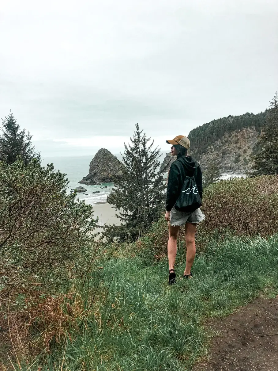 hiker near the beach wearing fernweh drawsting bag