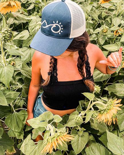 model wearing fernweh hat